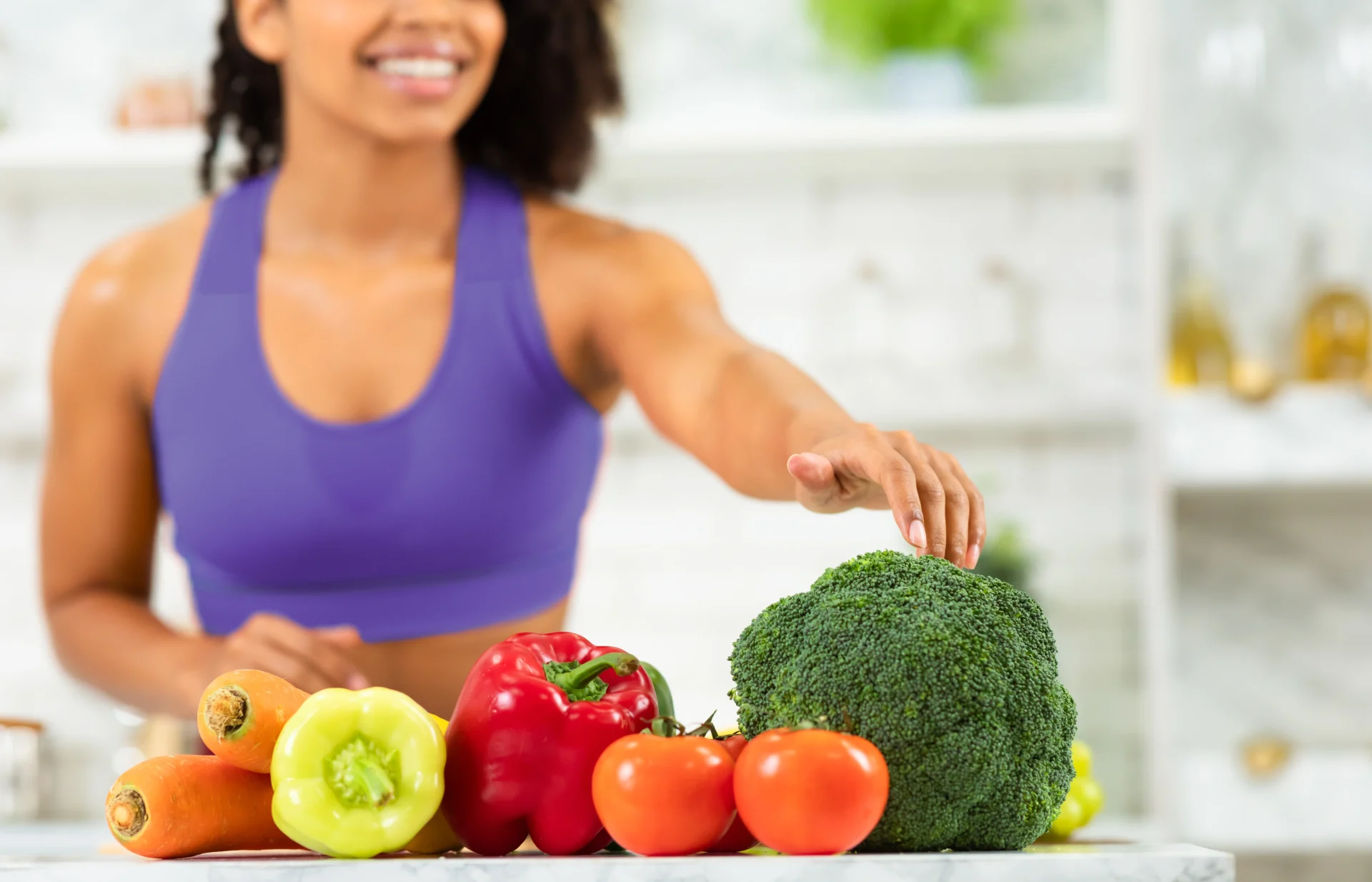 Mujer fit con alimentos nutritivos