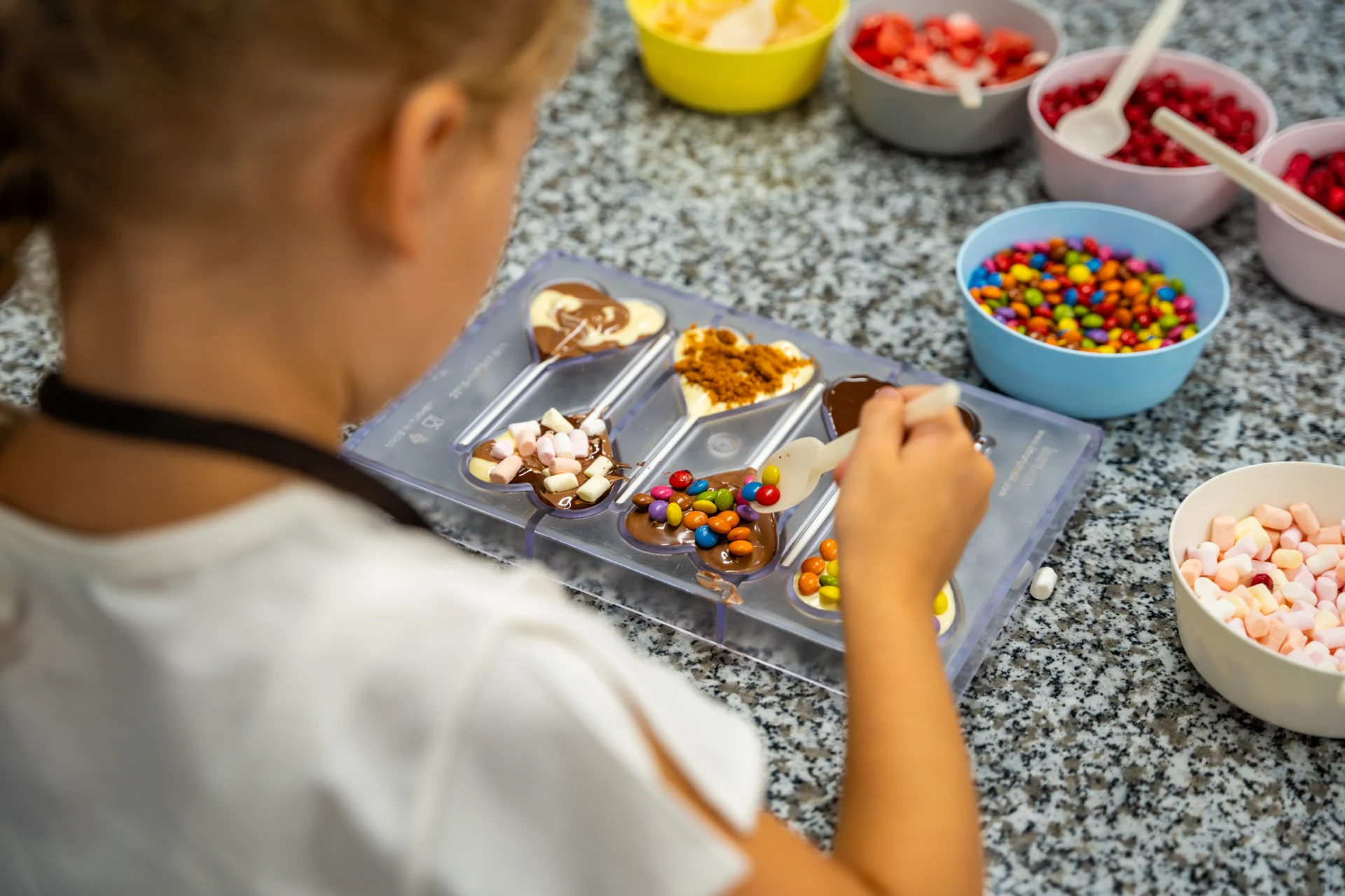 Niño preparando receta