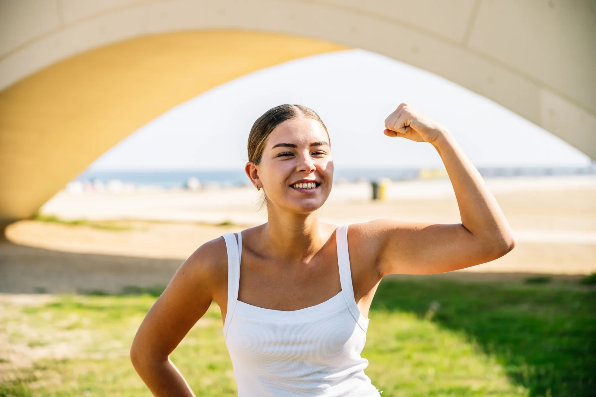 Mujer flexionando brazo