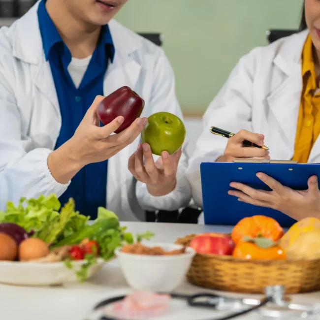 Nutriólogos analizando ingredientes