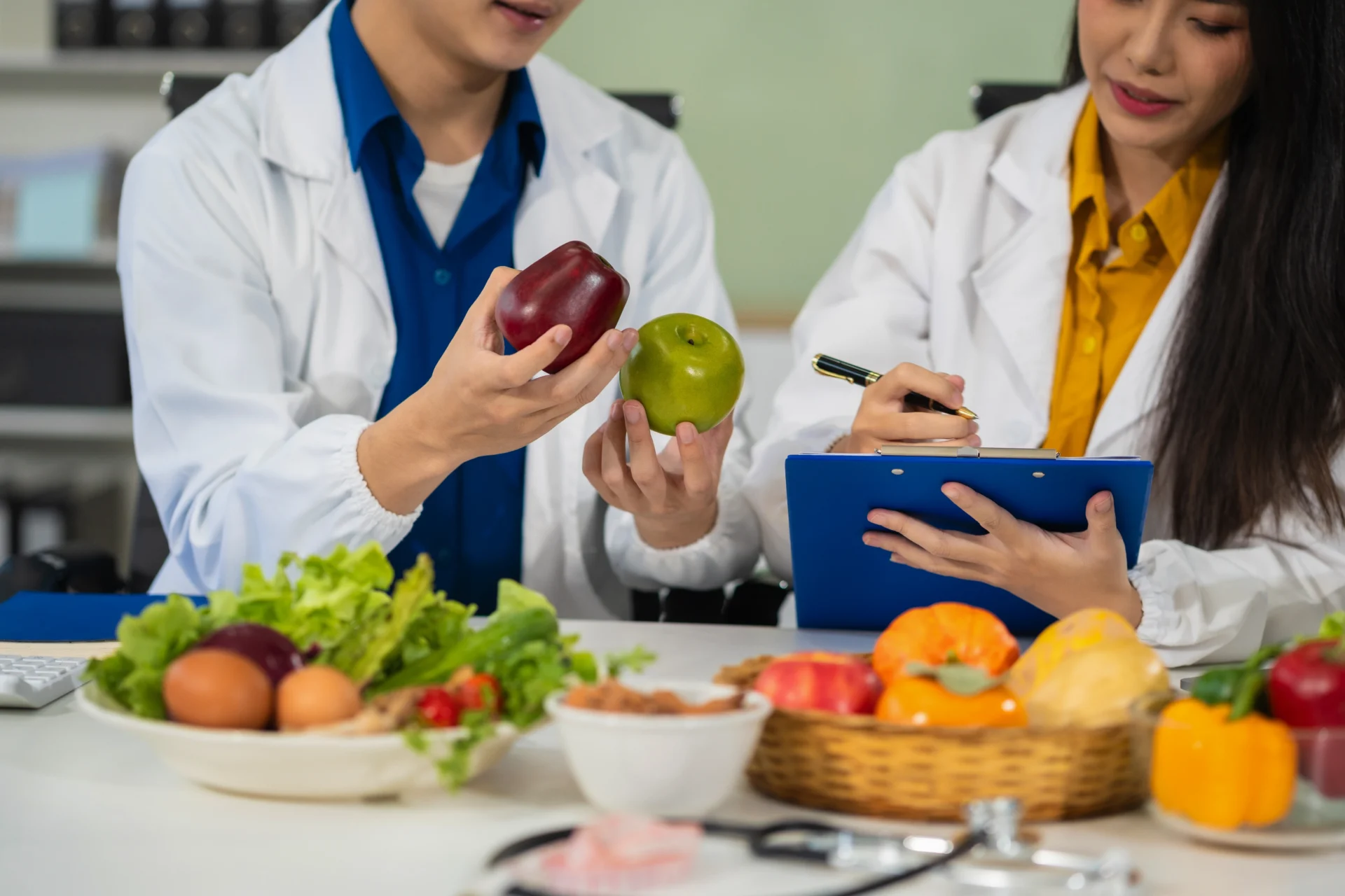 Nutriólogos analizando ingredientes